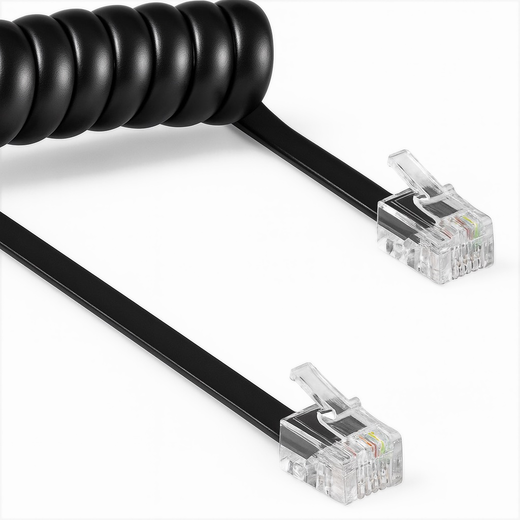 • Mærke: Allteq • Tilslutning 1: RJ10 han • Tilslutning 2: RJ10 han • Længde: 1,53 meter • Type: 4-leder flad snoet • Kerne: CCA • Farve: sort • Garanti: 5 år Allteq telefonhåndkabel Tilslut en telefon til en telefonhåndset let med denne Allteq RJ10 telefonhåndkabel. Selve kablet er snoet, har en sort farve og en samlet længde, når det er helt strakt ud, på 1,5 meter. Fordi formen er snoet, er længden i praksis lidt mindre. Så hvis du stadig har en lidt ældre telefon derhjemme og ønsker at udstyre den med et kabel af god kvalitet, så er denne telefonhåndkabel løsningen. Brug Der er en RJ10-stik i begge ender af kablet. Den ene side sætter du i telefonen og den anden i håndtelefonen. På denne måde forbinder du simpelthen enheden med håndtelefonen og kan begynde at ringe. Kablet fås i forskellige længder og flere farver. Egenskaber • Udstyret med to RJ10-stik • Telekabel med 4-leder kerne • Nem at tilslutte Yderligere oplysninger Der er stadig folk, der bruger en telefon med en kablet håndtelefon. Fordelen ved dette er, at du altid ved, hvor telefonen er, fordi du er bundet af kabellængden, når du går. En anden fordel er, at du aldrig behøver at have med batterier at gøre med en kablet telefon. Garantien på dette kabel er 5 år.