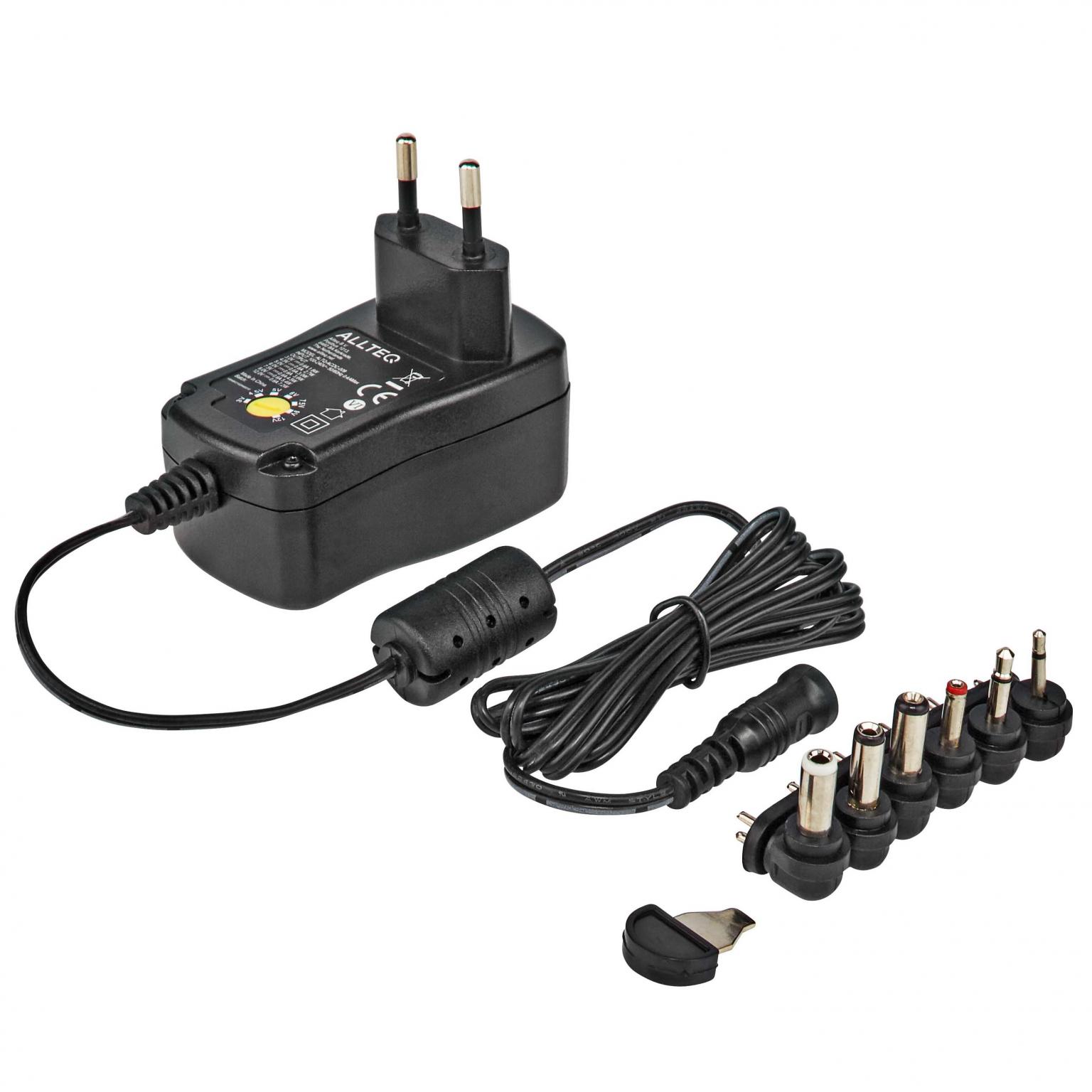 • Mærke: Allteq • Indgangsspænding: 100-240 volt AC, 50/60 Hz • Udgangsspænding: 3 / 4,5 / 5 / 6 / 7,5 / 9 / 12 volt DC • Strømstik: 6 stk. • Stikstørrelse: 2,5mm, 3,5, 5x2,1, 3,5x1,35, 5,5x1,5 • Udgangsstrøm: 600mA max ved 12 volt • Max. strømstyrke: 600mA • Kabellængde: 180 centimeter • Overbelastningssikring: ja • Kortslutningssikring: ja • Switching mode power supply: ja • Stabiliseret: ja • Ekstra: udskiftelige DC-stik • Garanti: 5 år Allteq universel AC/DC-adapter Som standard leverer en stikkontakt 230 volt spænding. Da ikke alle enheder har brug for dette, bruges en adapter ofte til at omdanne det til den standard, enheden kræver. Bruger du forskellige enheder, eller leder du efter en passende erstatning for en defekt adapter? Så kan denne Allteq universelle AC/DC-adapter med 6 stik bruges. Til dette leveres 6 forskellige adapterstik, der kan sættes på kablet. Disse udskiftelige stik har dimensioner på 2,5 millimeter, 3,5 millimeter, 5,0 x 2,1 millimeter, 5,5 x 2,5 millimeter, 3,5 x 1,35 millimeter og 5,5 x 1,5 millimeter. Brug Det er muligt selv at regulere spændingen, så den passer til den enhed, du vil tilslutte og forsyne med strøm. Den udgangsspænding, der kan vælges, er 3, 4,5, 5, 6, 7,5, 9 og 12 volt. Den udgående strømstyrke, der leveres, er 600 milliampere. Den indgangsspænding, der er nødvendig for at bruge denne adapter, skal være mindst 100 volt og må ikke overstige 240 volt. Stikkene kan nemt sættes i og er derefter klar til brug til at blive tilsluttet en enhed med den korrekte tilslutning. Ved isætning af stikkene skal man være opmærksom på polariteten. Dette er plus og minus på tilslutningen. Den universelle AC/DC-adapter med 6 stik har en LED-indikator, der bruges til at vise, at enheden er i brug. Kendetegn • Strømstik 6 stk. • Udgangsspænding 3 / 4,5 / 5 / 6 / 7,5 / 9 / 12 volt DC • Switching mode power supply • Stabiliseret Yderligere information Den effekt, der kan leveres, afhænger af den indstillede spænding. Spændingen og effekten skal matche den enhed, du vil bruge. Den effekt (watt), der leveres ved spændingen (volt), er som følger: 1,8 watt ved 3 v, 2,7 watt ved 4,5 v, 3 watt ved 5 v, 3,6 watt ved 6 v, 4,5 watt ved 7,5 v, 4,5 watt ved 9 v og 7,2 w effekt ved en spænding på 12 volt. Garantien er 5 år. Universele AC/DC Adapter 3–12V 600mA