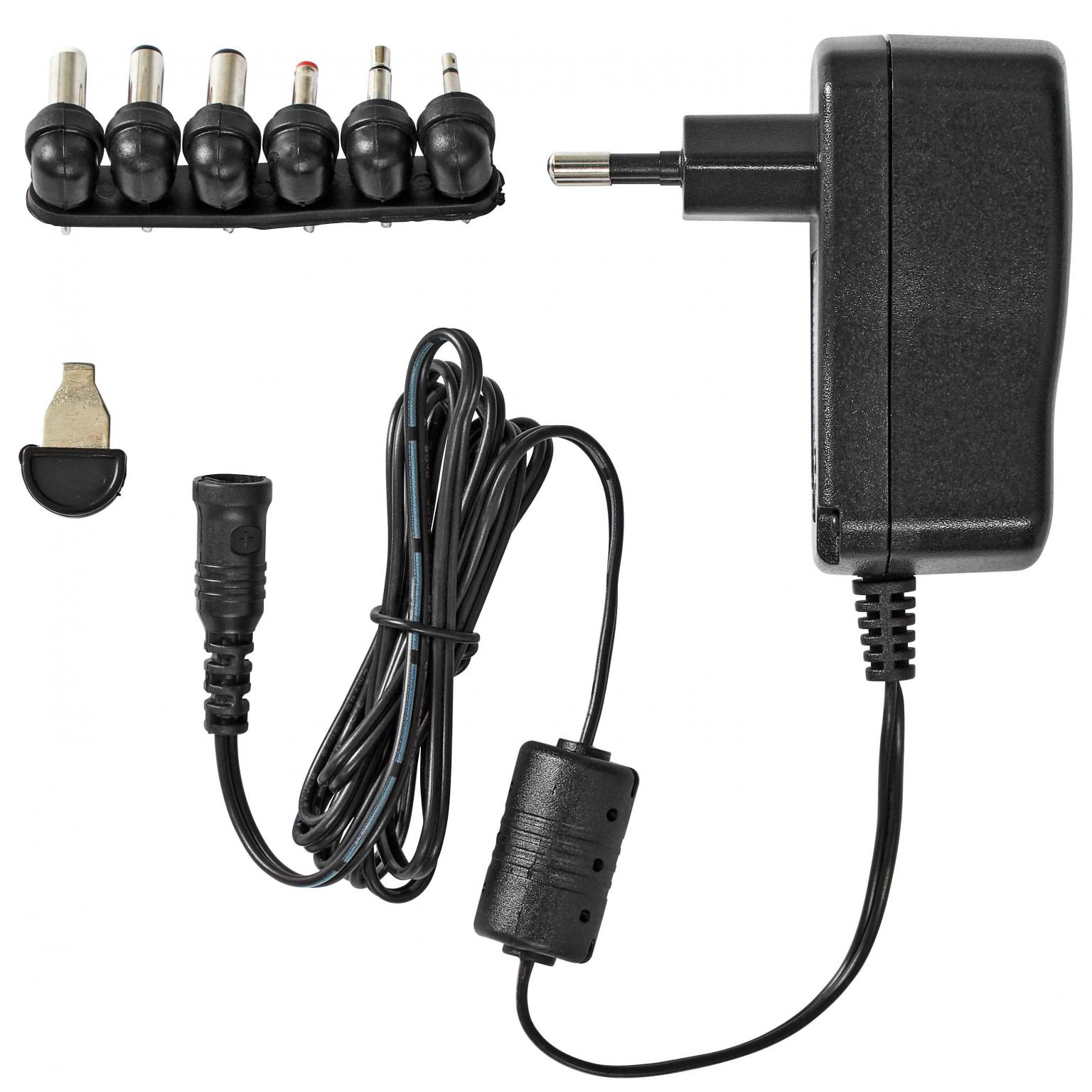 • Mærke: Allteq • Indgangsspænding: 100-240 volt AC, 50/60 Hz • Udgangsspænding: 3 / 4,5 / 5 / 6 / 7,5 / 9 / 12 volt DC • Strømstik: 6 stk. • Stikstørrelse: 2,5mm, 3,5, 5x2,1, 3,5x1,35, 5,5x1,5 • Udgangsstrøm: 600mA max ved 12 volt • Max. strømstyrke: 600mA • Kabellængde: 180 centimeter • Overbelastningssikring: ja • Kortslutningssikring: ja • Switching mode power supply: ja • Stabiliseret: ja • Ekstra: udskiftelige DC-stik • Garanti: 5 år Allteq universel AC/DC-adapter Som standard leverer en stikkontakt 230 volt spænding. Da ikke alle enheder har brug for dette, bruges en adapter ofte til at omdanne det til den standard, enheden kræver. Bruger du forskellige enheder, eller leder du efter en passende erstatning for en defekt adapter? Så kan denne Allteq universelle AC/DC-adapter med 6 stik bruges. Til dette leveres 6 forskellige adapterstik, der kan sættes på kablet. Disse udskiftelige stik har dimensioner på 2,5 millimeter, 3,5 millimeter, 5,0 x 2,1 millimeter, 5,5 x 2,5 millimeter, 3,5 x 1,35 millimeter og 5,5 x 1,5 millimeter. Brug Det er muligt selv at regulere spændingen, så den passer til den enhed, du vil tilslutte og forsyne med strøm. Den udgangsspænding, der kan vælges, er 3, 4,5, 5, 6, 7,5, 9 og 12 volt. Den udgående strømstyrke, der leveres, er 600 milliampere. Den indgangsspænding, der er nødvendig for at bruge denne adapter, skal være mindst 100 volt og må ikke overstige 240 volt. Stikkene kan nemt sættes i og er derefter klar til brug til at blive tilsluttet en enhed med den korrekte tilslutning. Ved isætning af stikkene skal man være opmærksom på polariteten. Dette er plus og minus på tilslutningen. Den universelle AC/DC-adapter med 6 stik har en LED-indikator, der bruges til at vise, at enheden er i brug. Kendetegn • Strømstik 6 stk. • Udgangsspænding 3 / 4,5 / 5 / 6 / 7,5 / 9 / 12 volt DC • Switching mode power supply • Stabiliseret Yderligere information Den effekt, der kan leveres, afhænger af den indstillede spænding. Spændingen og effekten skal matche den enhed, du vil bruge. Den effekt (watt), der leveres ved spændingen (volt), er som følger: 1,8 watt ved 3 v, 2,7 watt ved 4,5 v, 3 watt ved 5 v, 3,6 watt ved 6 v, 4,5 watt ved 7,5 v, 4,5 watt ved 9 v og 7,2 w effekt ved en spænding på 12 volt. Garantien er 5 år. Universele AC/DC Adapter 3–12V 600mA